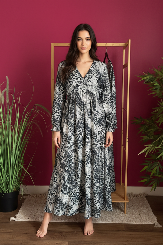 Robe léopard portée mannequin fond framboise avec plantes et portant