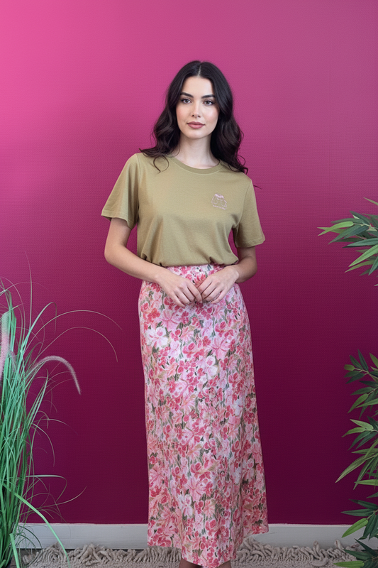 Jupe Josette portée avec t-shirt kaki, fond framboise