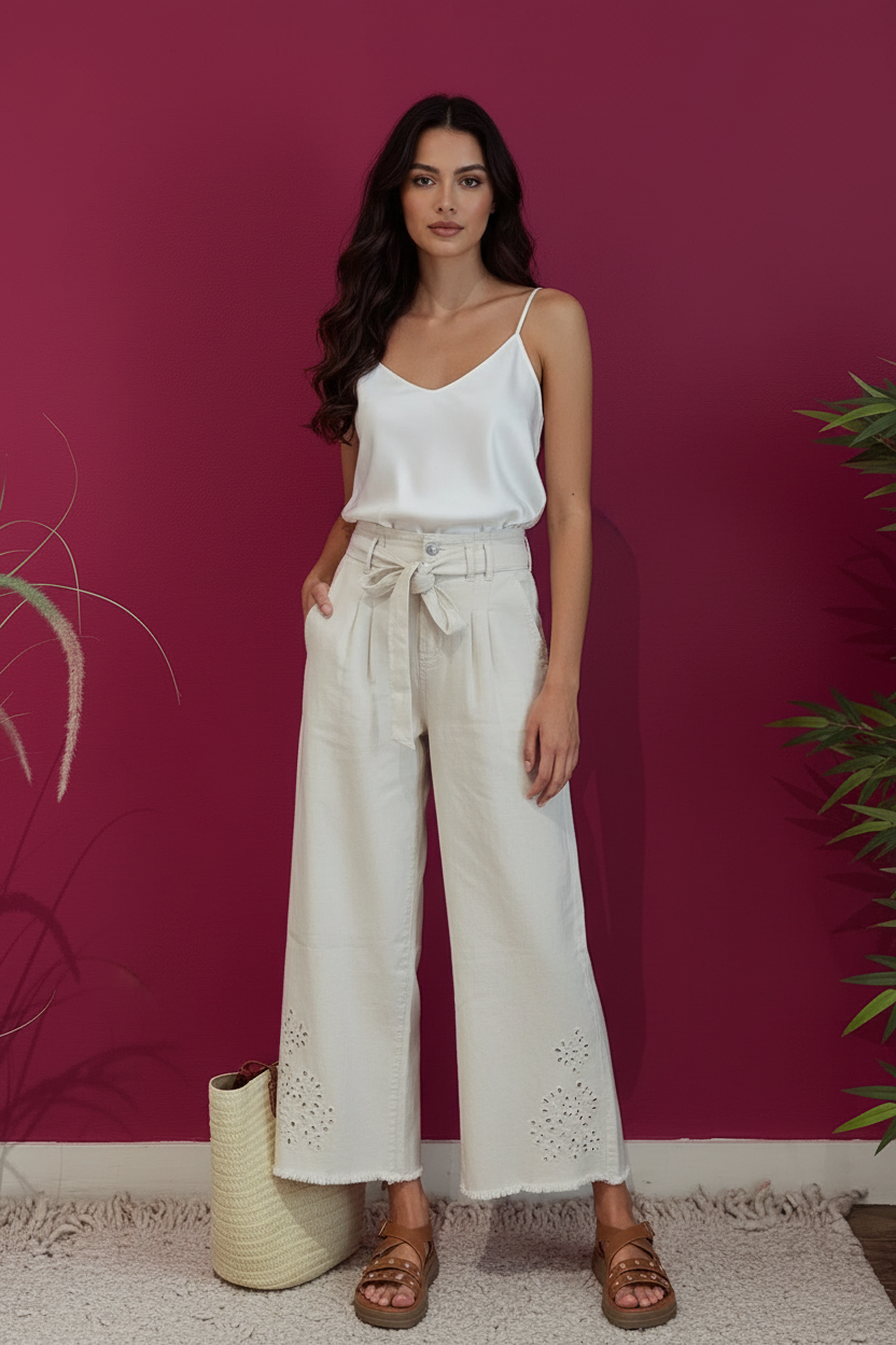 Pantalon beige large porté par un mannequin
