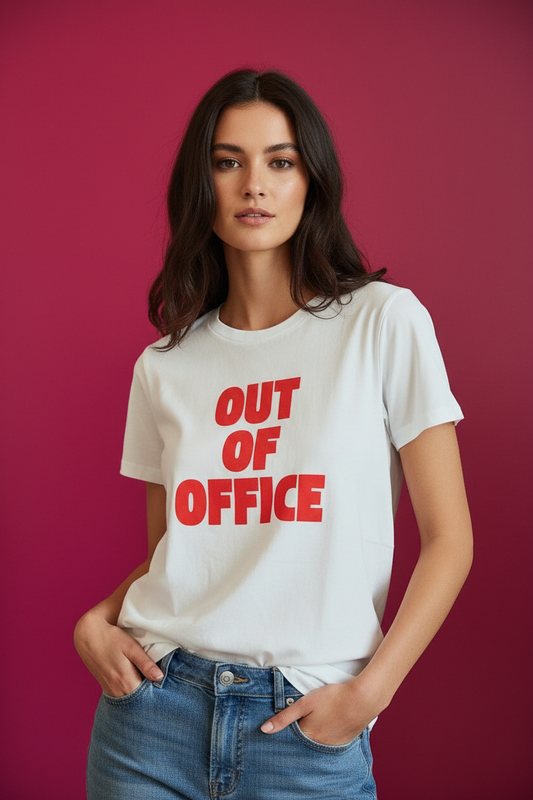 T-shirt Out of Office porté par mannequin