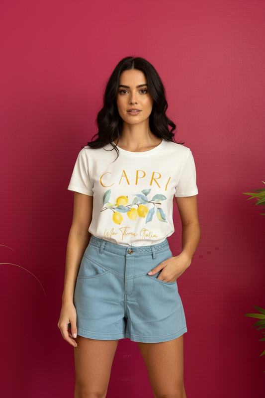 T-shirt Capri porté par mannequin, fond framboise
