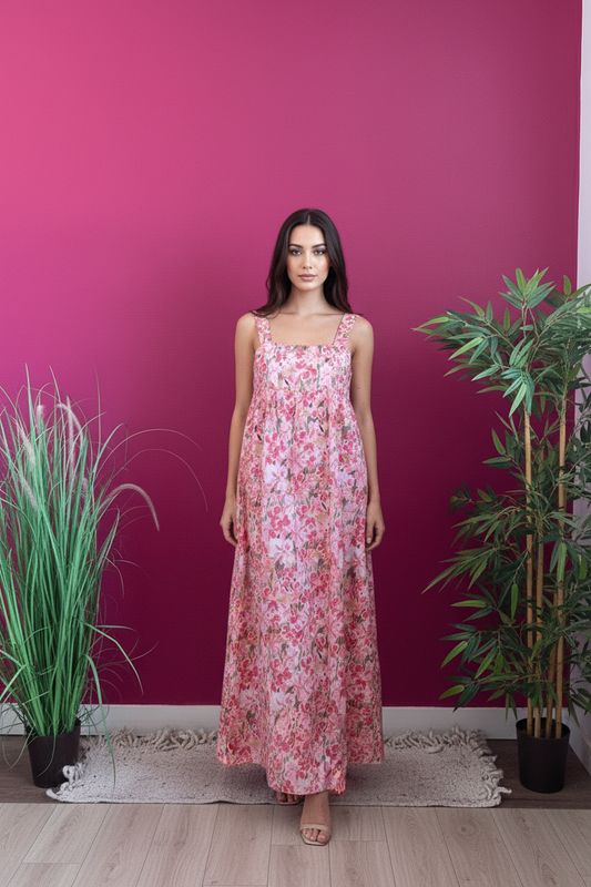 Robe Blondie portée – mannequin fond framboise