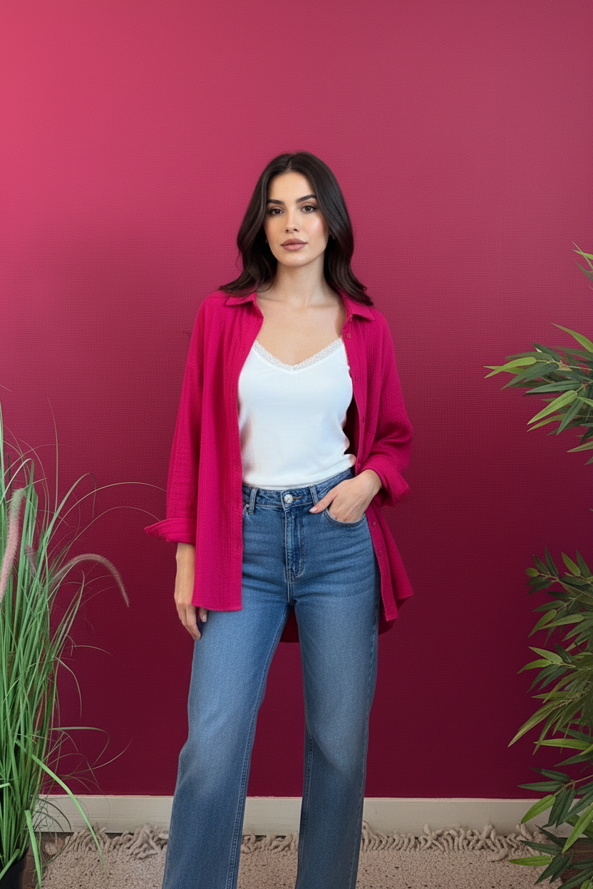 Chemise Laeticia portée par un mannequin fond framboise