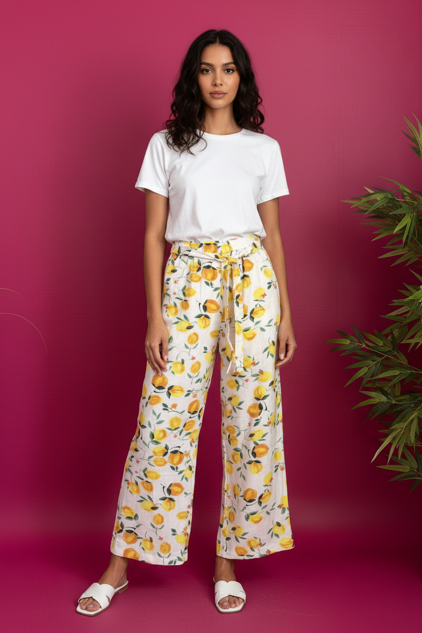 Pantalon citron porté par mannequin, fond framboise