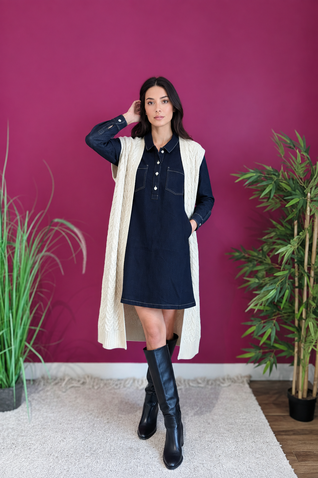 Robe Tania à manches longues portée avec bottes et gilet sans manches
